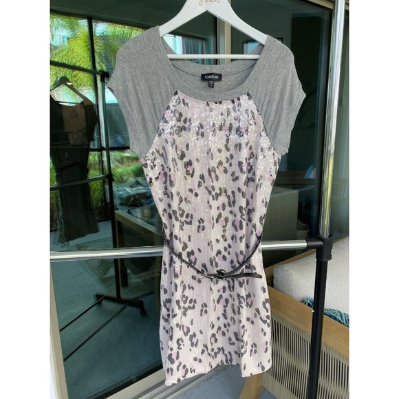 Bebe Vintage Studded Belt Bodycon T-Shirt Dress Sequin Leopard Gray Pink Size XS - Picture 1 of 6